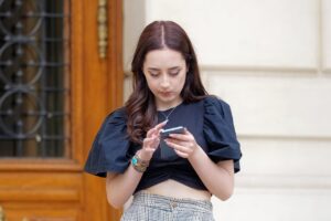 Espionner SMS à distance gratuit : les meilleures solutions